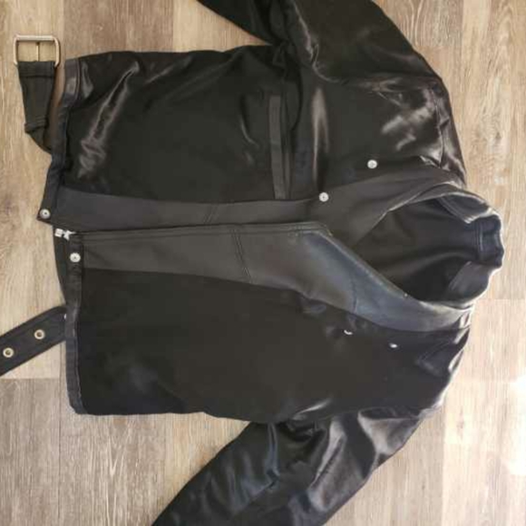 Vintage leather jacket made in 🇨🇦. - Picture 2 of 4